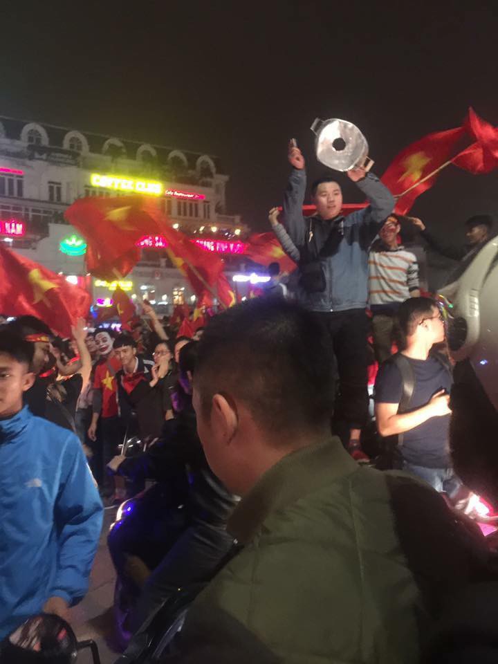 Cư dân mạng kiểm kê thiệt hại về xoong chảo sau đêm ăn mừng chiến thắng của U23 Việt Nam - Ảnh 12. Muốn biết niềm vui của cổ động viên lớn đến mức nào, hãy nhìn vào độ hư hại của xoong chảo họ mang theo.